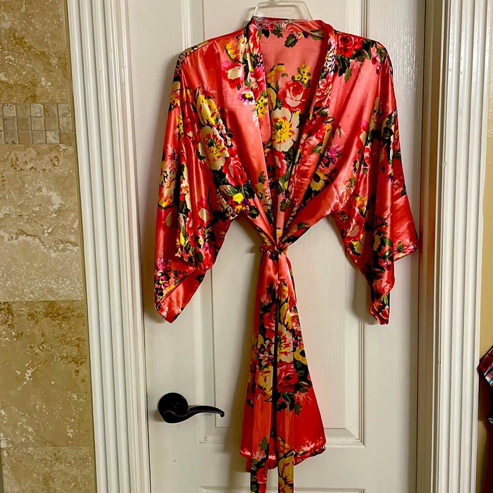 Super silky pretty flower robe, worn once, peach/pink in color